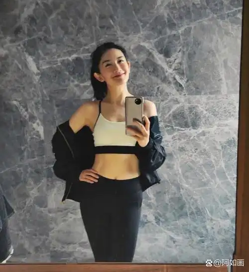 谢娜即便已为人母,身材却依旧完美得令人称羡.