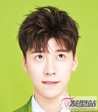 男生刘海打薄好看吗 轻盈修颜晋升小脸潮男_发型站_最新流行发型设计