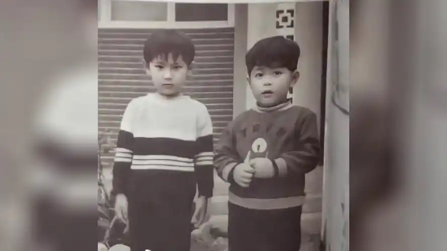 张信哲小时候珍贵的照片萌萌哒从小到大的变化老照片的故事年代感