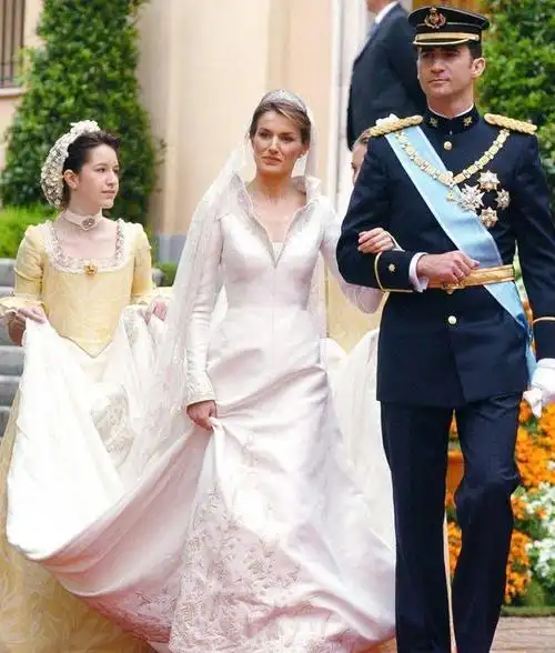 莱蒂西亚王后与费利佩六世的世纪婚礼大回顾一组老照片见证玄机