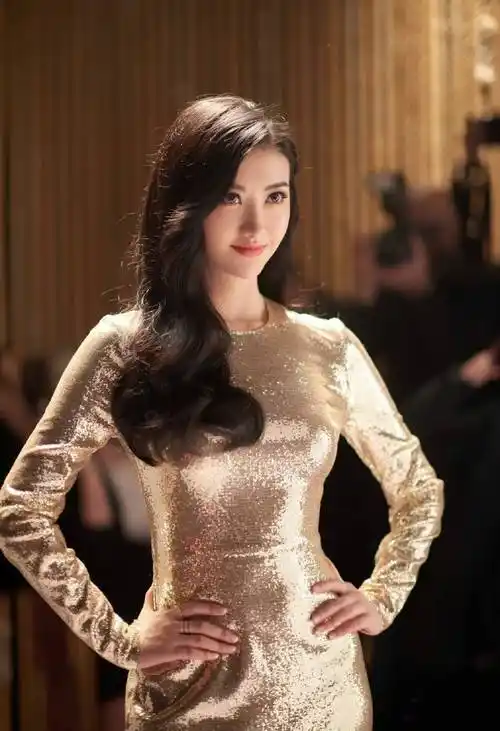 大波浪的卷发,妩媚又温柔景甜的美,有一种大家闺秀的气质.