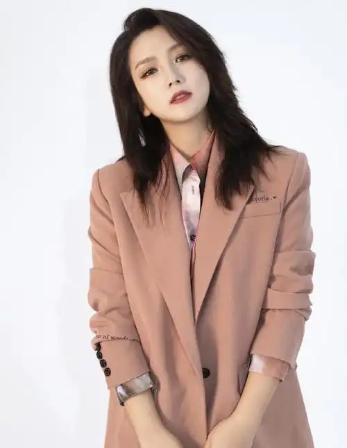 何洁这次穿对了白色格纹西服套装知性干练显瘦又有气场