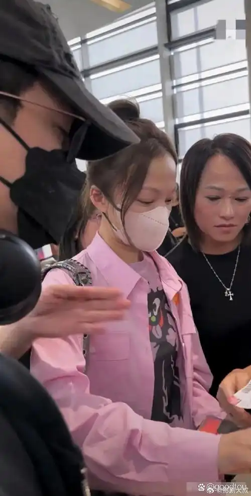 张韶涵一身粉色装扮梳着丸子头现身机场,素颜状态下的她依旧美丽动人