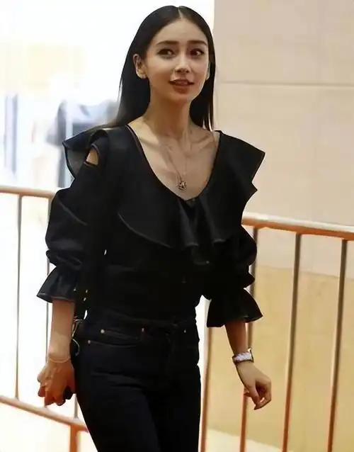 杨颖消失三月"重出江湖",瘦成纸片人?