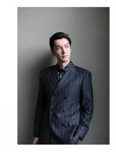 胡歌主动蹲下接受采访背头造型实在太帅出道多年依旧感情成迷