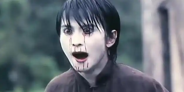 不过,《山村老尸》的恐怖氛围,其实就是用环境外加背景音乐,层层递进