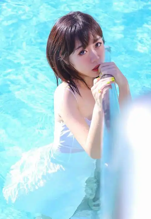 一组性感泳衣美女照片分享给大家,写真中美女身穿黑色低胸内衣泳装,外