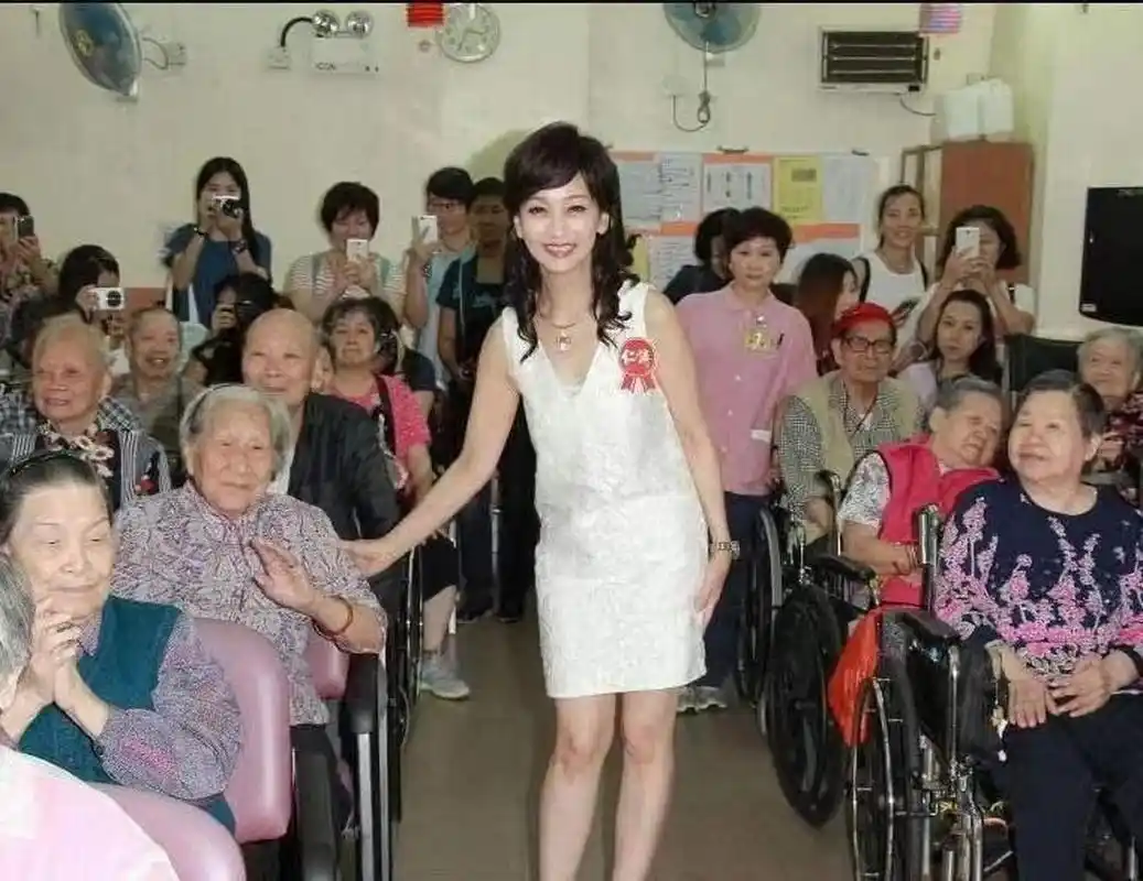 2018年,赵雅芝去养老院慰问老人时,发生了件尴尬的事.