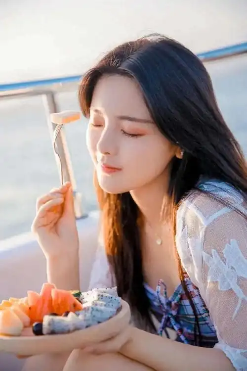 洋娃娃杨超越清纯写真大赏,妹妹越来越像画中仙了