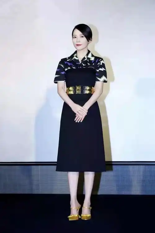 俞飞鸿真是一点也不显老50岁的人依旧精神饱满有光感气质一绝