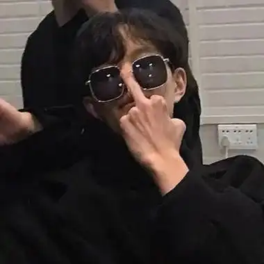 2024最新高冷高颜值戴墨镜男生头像