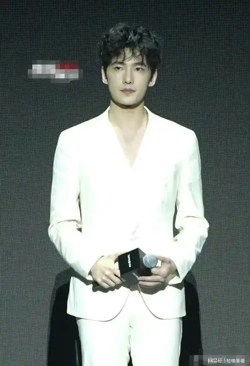 杨洋活动生图曝光,眼神呆滞还发腮?