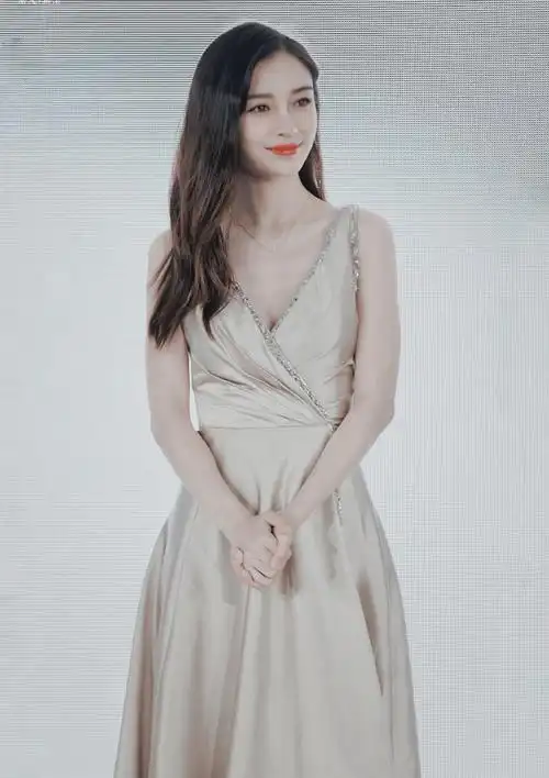 原创杨颖穿金色缎带礼服出席活动尽显优雅迷人气质美得很自然