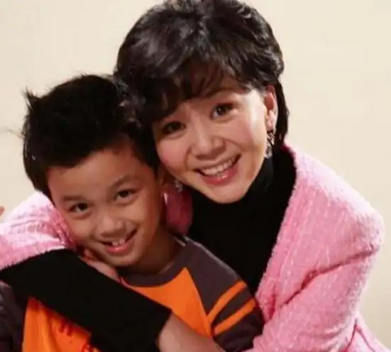 吴磊与亲姐同行看电影姐姐肤白貌美凭颜值出道都绰绰有余了