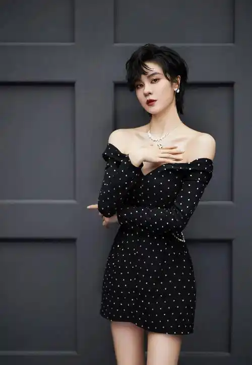 歌手郁可唯穿搭这么性感?