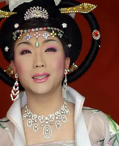 而现在大众的审美观发生了非常大的变化,李玉刚男扮女装,已经得到了