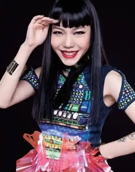 吴莫愁淡出3年后终于复出,说出自己停工原因,发新歌素颜状态好_造型