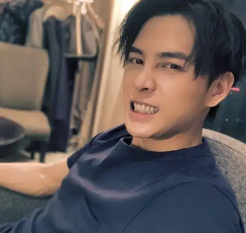 吴谨言刚否认她和洪尧的恋情就曝出2张亲密照网友打脸自己