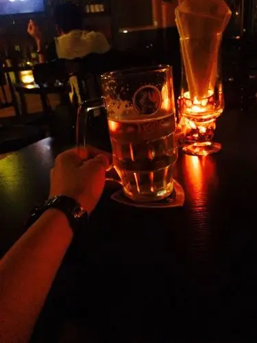 是不会 看着那些有点生疏的面孔 忘了昨夜的披星戴月 尘埃落定的一切