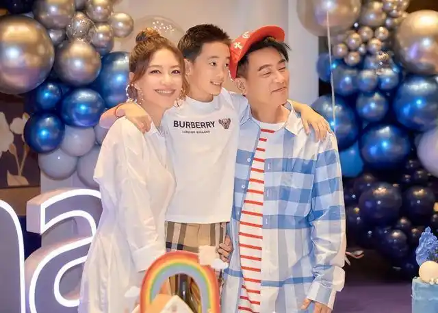 《到此一游》的官网上,晒出了一张陈小春55周岁的照片,并附上了一张"