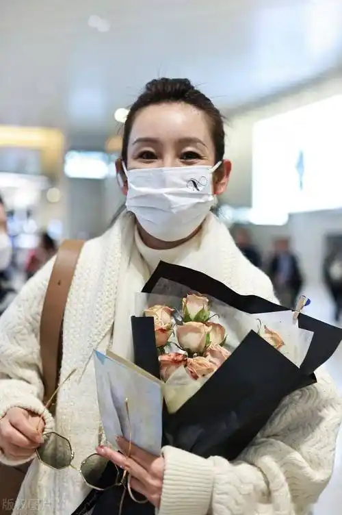 街拍:秦海璐白色毛衣开衫 牛仔裤 麂皮单肩包 墨镜温暖时髦_上海_机场