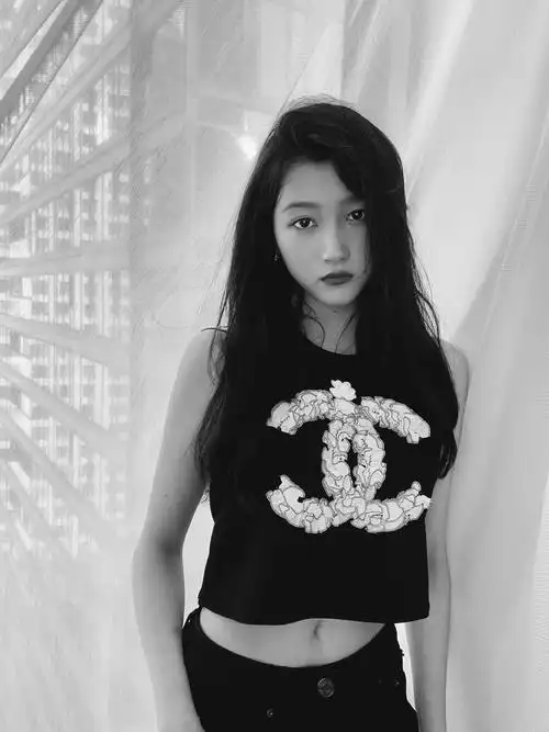 关晓彤露脐上衣黑白风格写真1600x1200分辨率查看
