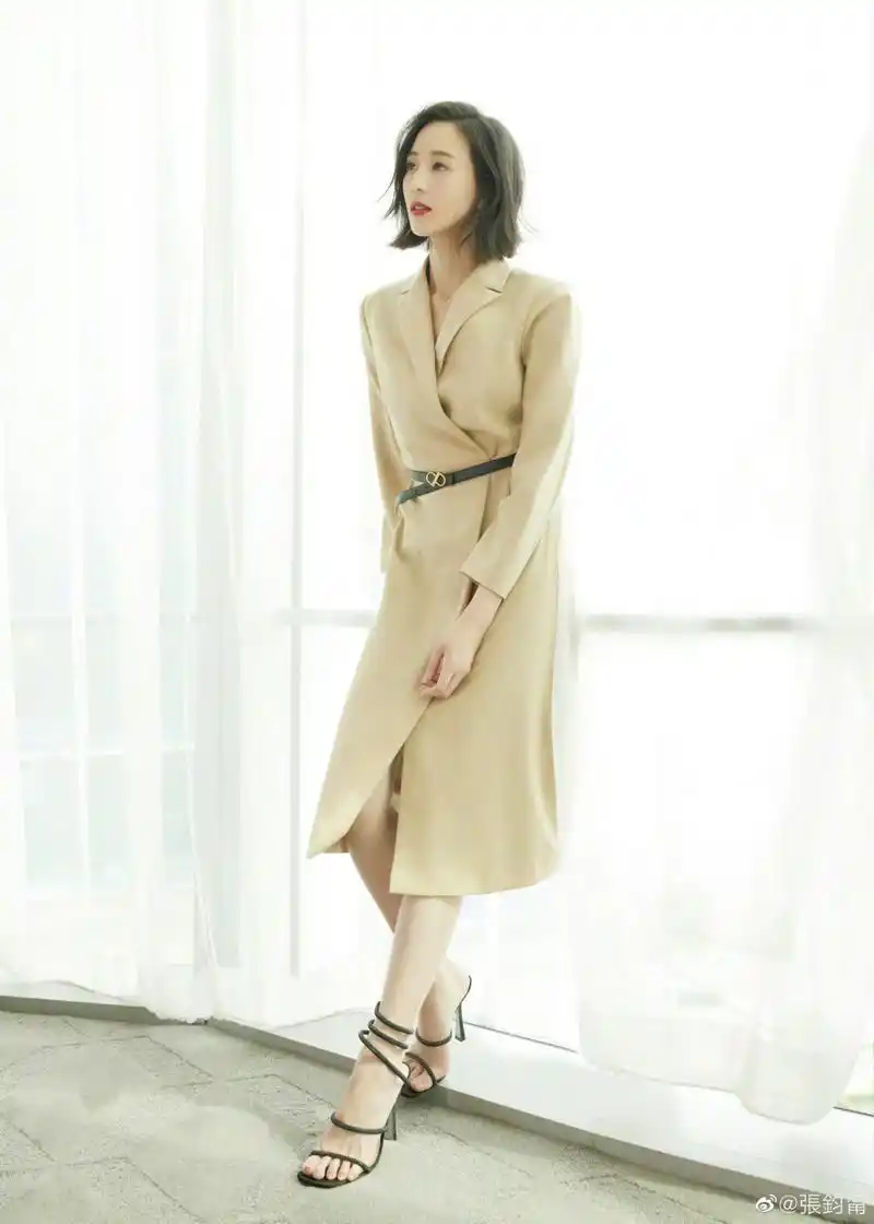 张钧甯身穿深v短裙,展现优雅魅力