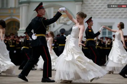 毕业典礼 男女学员共跳华尔兹