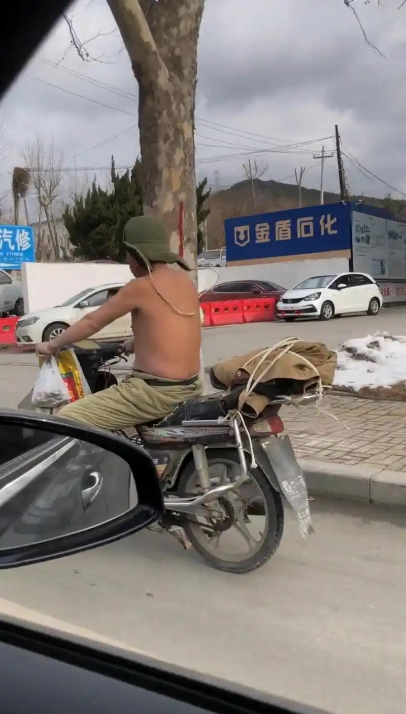零下三度,山东一男子光着膀子骑无牌摩托车,还对路人说:我不冷
