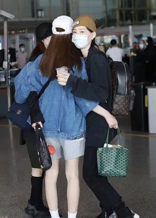 秀性感露长腿摆pose,机场大出风头_张含韵_黑色_郁可唯