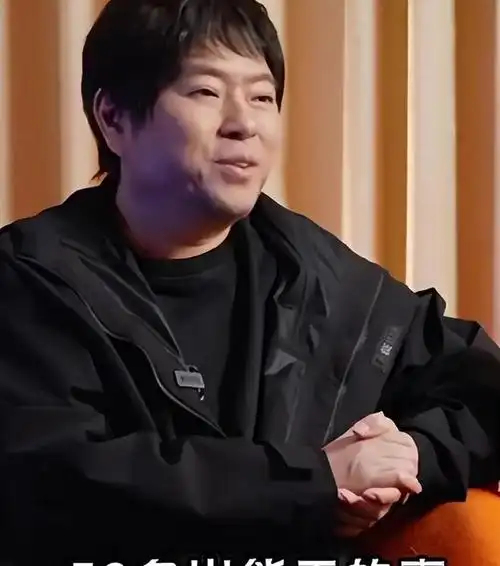 54岁高晓松照片曝光,瘦身成功,摘掉眼镜后网友嘲笑越改越丑!|贾玲|娱