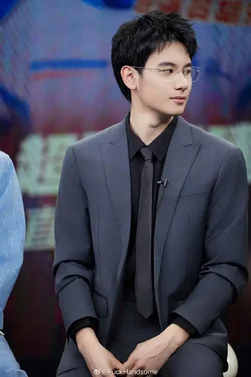 胡先煦穿西装戴眼镜 谁懂