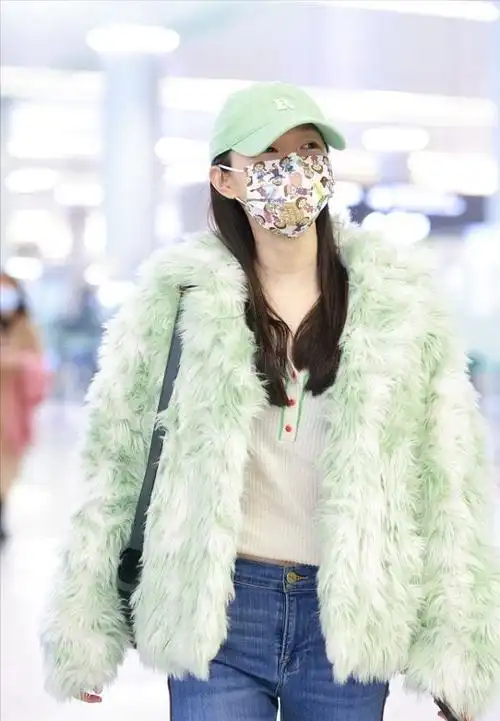 宋轶穿皮草也挡不住好身材露脐装秀小蛮腰