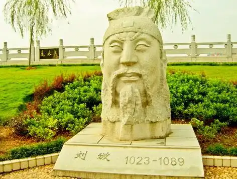 就是他到王安石家做客,碰巧王安石在吃饭,就让仆人领着刘攽在书房等候