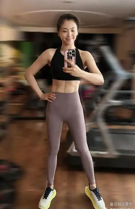 刘涛晒多张健身照穿背心配鲨鱼裤秀马甲线素颜出镜也好看