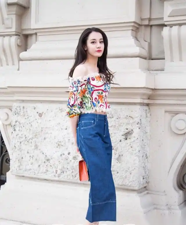 迪丽热巴在米兰的花式街拍 真是一道靓丽的风景