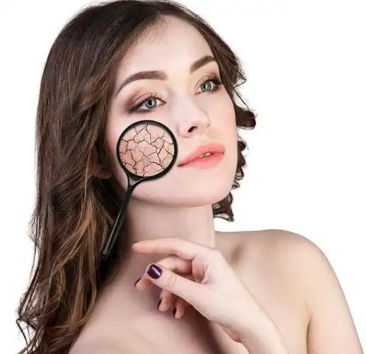 白色背景上皮肤干燥的金发美女