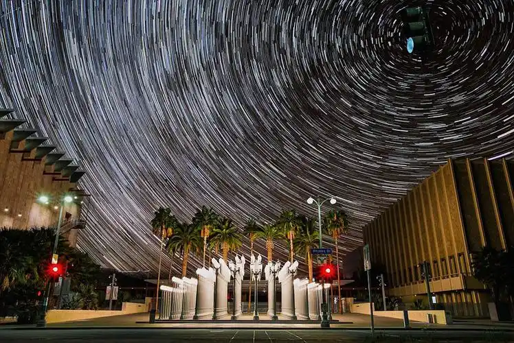 美摄影师拍摄延时短片 都市重现银河之美