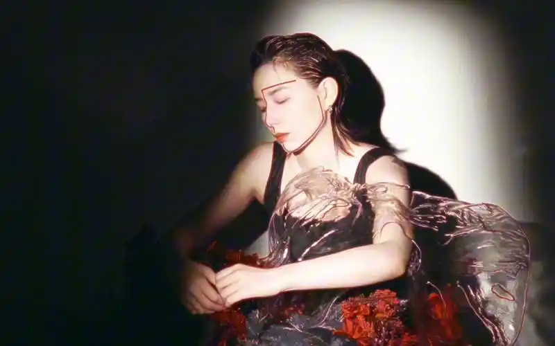 【李斯丹妮】昕薇十月刊封面人物李斯丹妮 未来感先锋妆容