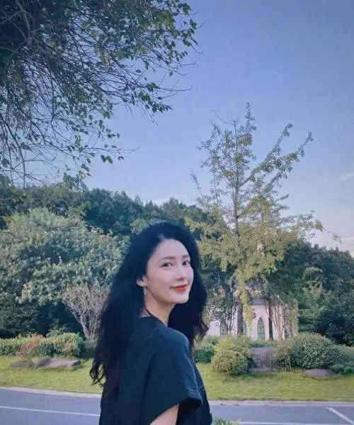 李沁分享秋日户外美照回眸甜笑烈焰红唇吸睛迈开大步状态惬意