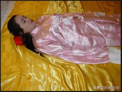 农村处理遗体有4个禁忌不可犯嘴空着黑寿衣脚悬空头顶棺材板