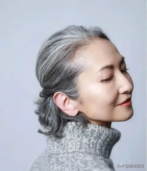 叶倩文的老年状态我悟了:白发不染,一身素净更优雅|发型|短发|穿搭