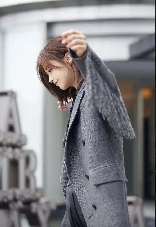 微胖的人是一定会有肉感的,但是蒋欣这样穿就完全感觉不到,侧脸看起来