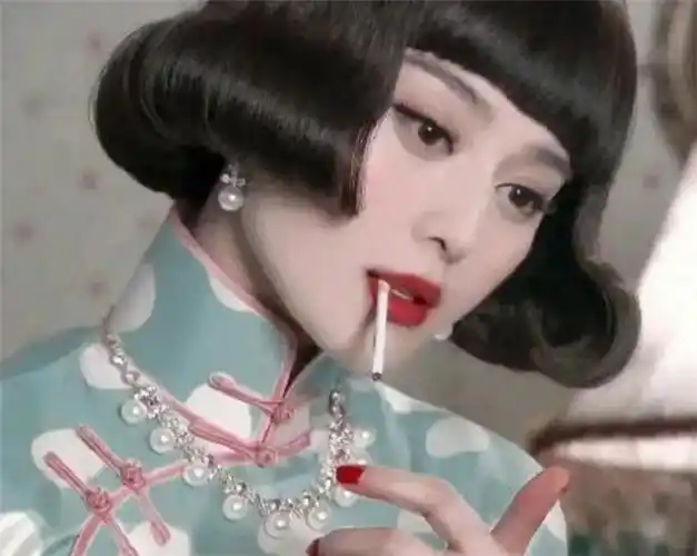 此外,今天范冰冰一组民国风造型的照片在网络上引起了热议,照片中的