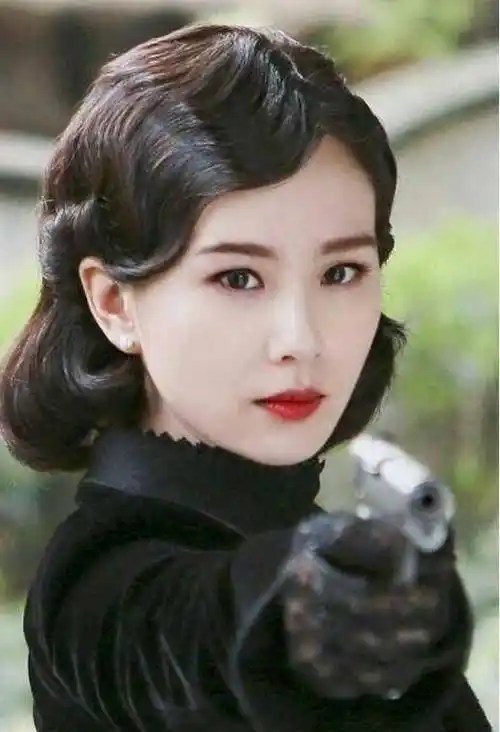 女星挑战民国波浪造型,刘诗诗冷艳,刘亦菲显老,杨幂被嫌像大妈_旗袍