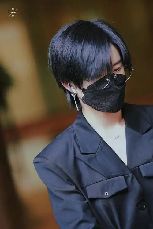 陆柯燃[超话]#91#陆柯燃绝美腰线#眼镜70v领 double kill@the9