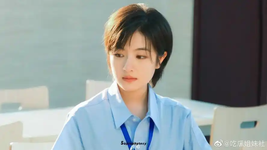 李兰迪在新剧《许你万家灯火》里露耳短发造型好有少年感啊……__财经