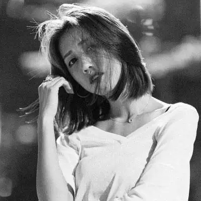 黑白短发女生侧脸头像不管前方的路有多苦只要走的方向正确
