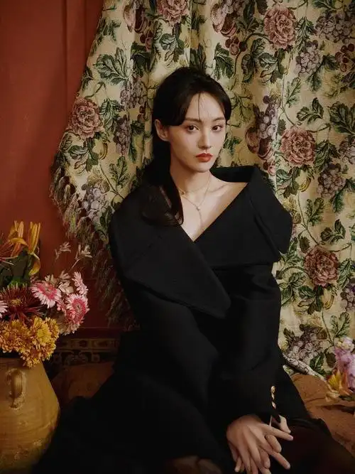 茧型的黑色大衣穿在身上,更显得郑爽身材娇小,微微露出肩头和胸口,更