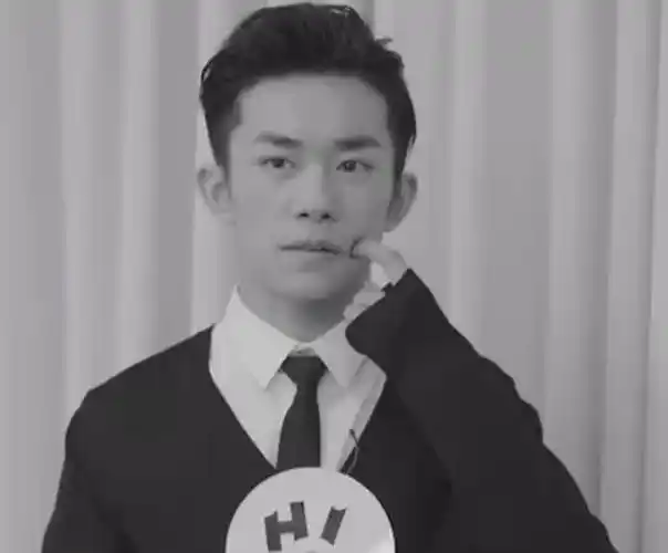 tfboys戳脸:王源戳两边,王俊凯还鼓嘴,易烊千玺瞬间"面瘫"?